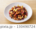 ドライフルーツとナッツ 130490724