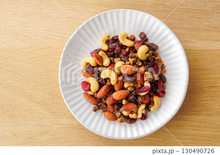 ドライフルーツとナッツ 130490726