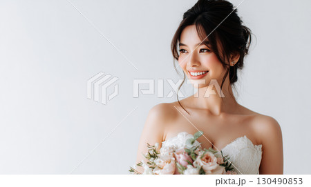美しい花嫁とブーケの輝き 130490853