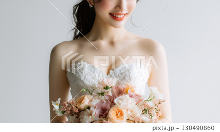 美しい花嫁とブーケの輝き 130490860