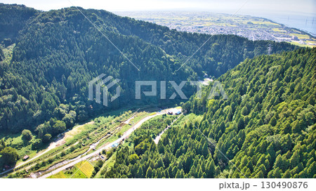 富山県朝日町の城山から見た朝日町や下新川海岸や富山湾越しに見える能登半島などの様子 富山県朝日町の城山から見た朝日町や下新川海岸や富山湾越しに見える能登半島などの様子 130490876