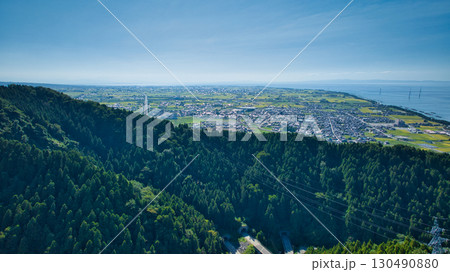 富山県朝日町の城山から見た朝日町や下新川海岸や富山湾越しに見える能登半島などの様子 130490880