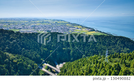 富山県朝日町の城山から見た朝日町や下新川海岸や富山湾越しに見える能登半島などの様子 130490882