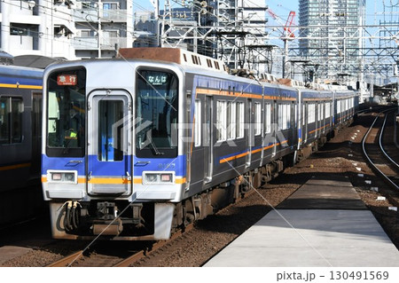 なんばへ向けて南海本線をゆく南海電気鉄道2000系 130491569