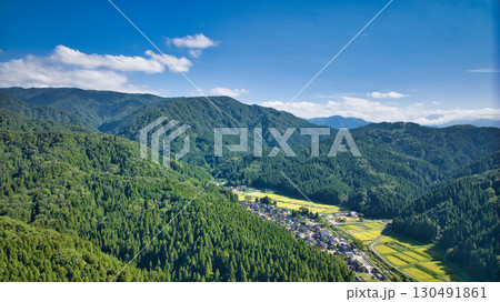 富山県東部にある朝日町の笹川地区にある集落や周りの山などの様子 130491861