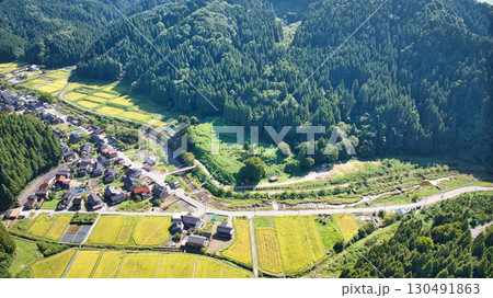富山県東部にある朝日町の笹川地区にある集落や周りの山などの様子 130491863