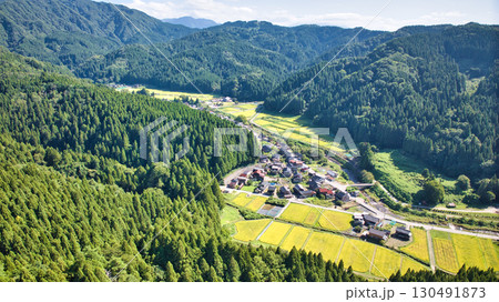 富山県東部にある朝日町の笹川地区にある集落や周りの山などの様子 富山県東部にある朝日町の笹川地区にある集落や周りの山などの様子 130491873