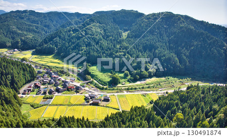 富山県東部にある朝日町の笹川地区にある集落や周りの山などの様子 130491874