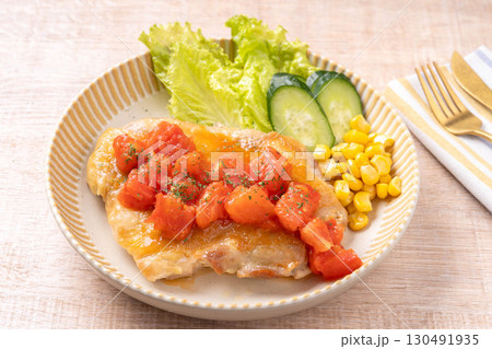 鶏ももステーキのトマトソース添え 130491935