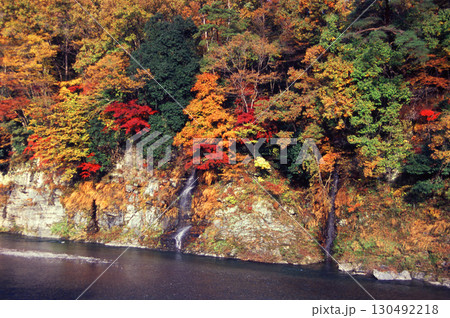 川沿いの岩と紅葉の山 130492218