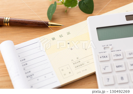 領収証と電卓 領収証と電卓 130492269
