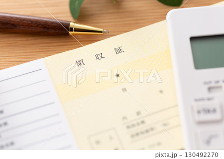 領収証と電卓 130492270