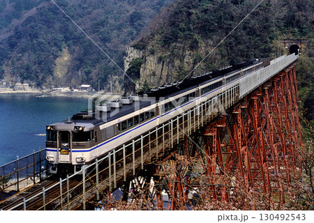 2007年　余部鉄橋を渡るキハ181系特急はまかぜ6両 130492543
