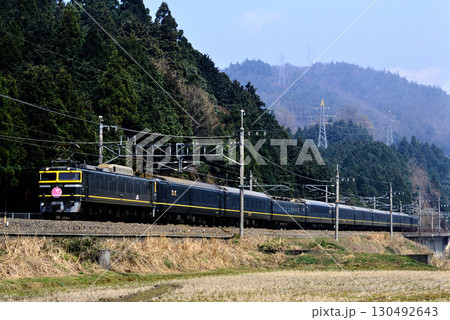 2007年　湖西線を走るEF81103寝台特急トワイライトエクスプレス 130492643