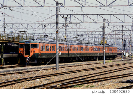 2007年 車両基地で点検中の113系電車4両 2007年 車両基地で点検中の113系電車4両 130492689