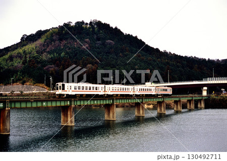 2007年 紀勢本線を走るキハ11系普通列車4両 2007年 紀勢本線を走るキハ11系普通列車4両 130492711