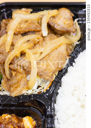 美味しい豚肉生姜焼き弁当 130492810