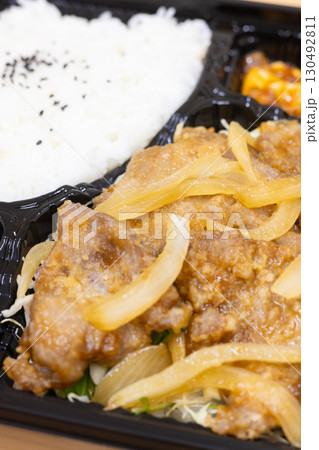 美味しい豚肉生姜焼き弁当 130492811