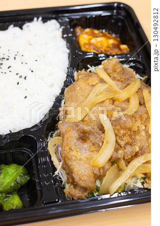 美味しい豚肉生姜焼き弁当 130492812