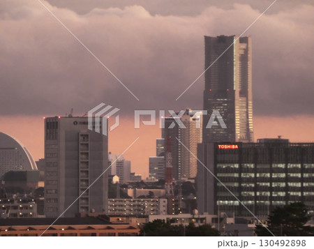 トワイライト横浜: 夕暮れの空に浮かぶ都市のシルエット トワイライト横浜: 夕暮れの空に浮かぶ都市のシルエット 130492898