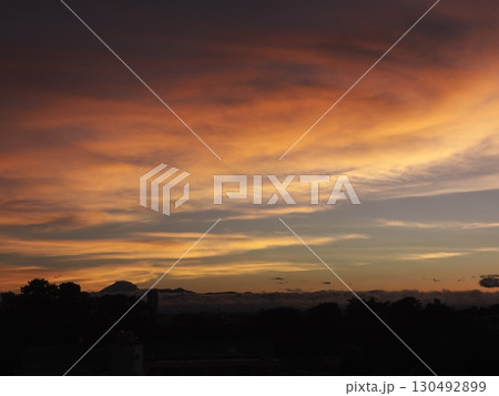 幻想的な夕焼け空と富士山: 美しい夕暮れのグラデーション 幻想的な夕焼け空と富士山: 美しい夕暮れのグラデーション 130492899