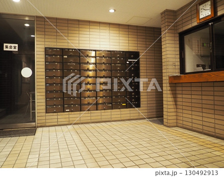 マンションのエントランスにある集合ポストと温かみのある空間 130492913