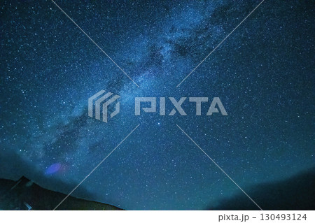 北半球の谷間から見た天の川 130493124