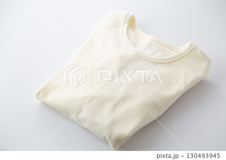 黄ばんで色褪せた白い古着のカットソー 130493945