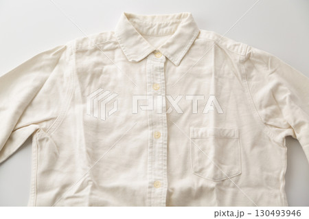 黄ばんで色褪せた白い古着の長袖ボタンダウンシャツ 黄ばんで色褪せた白い古着の長袖ボタンダウンシャツ 130493946