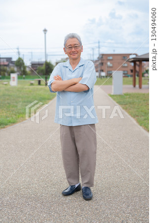 笑顔で立つシニア男性 笑顔で立つシニア男性 130494060