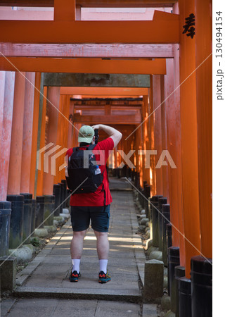 お稲荷さん　伏見稲荷大社千本鳥居の一瞬を切り取る1 130494154