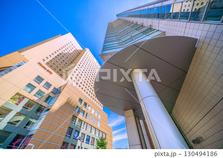 日本の横浜都市景観新風景。桜木町駅 南改札(東口)側。富士ソフトやワシントンHなど望む=9月6日 日本の横浜都市景観新風景。桜木町駅 南改札(東口)側。富士ソフトやワシントンHなど望む=9月6日 130494186