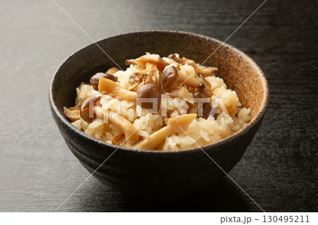 キノコの炊き込みご飯 130495211