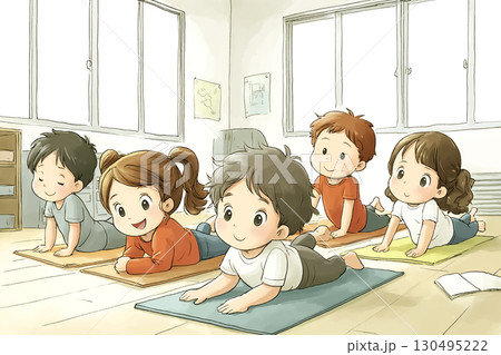 子どもたちが体操マットで前転や側転を練習するシーン 130495222