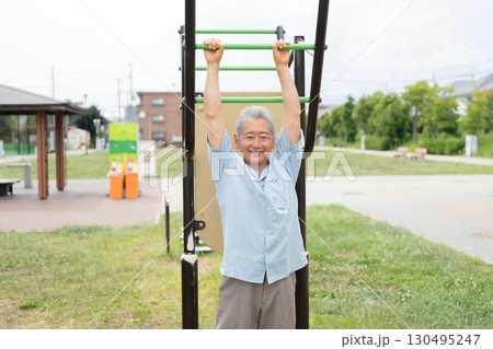 公園で運動するシニア男性 130495247