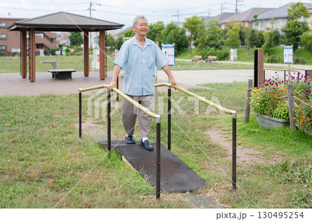 公園で運動するシニア男性 公園で運動するシニア男性 130495254