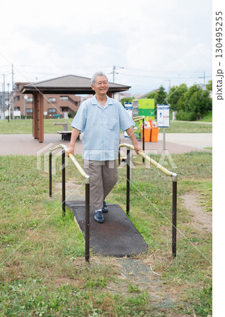 公園で運動するシニア男性 130495255