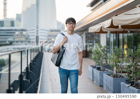 街中を歩く男性 130495590