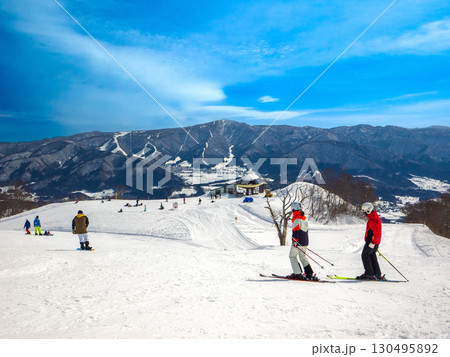 絶景のスキー場最上部から滑り降りていく人々 (長野県、飯山市、戸狩温泉) 130495892