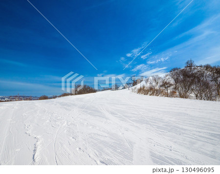広大なスキー場のゲレンデに残る圧雪と滑走の跡 (長野県、飯山市、戸狩温泉) 広大なスキー場のゲレンデに残る圧雪と滑走の跡 (長野県、飯山市、戸狩温泉) 130496095