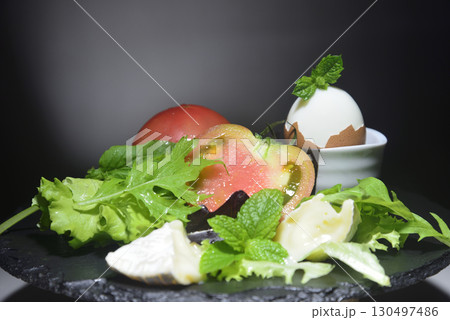 野菜　サラダ　チーズ　ゆで卵 130497486