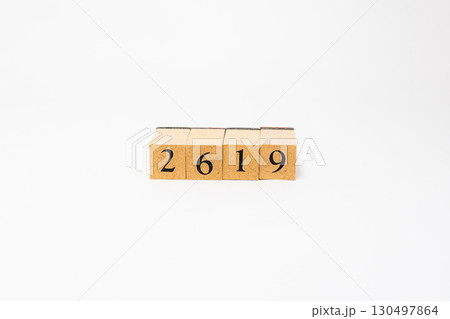 木のブロックに並んだ数字の物撮り　2619 130497864