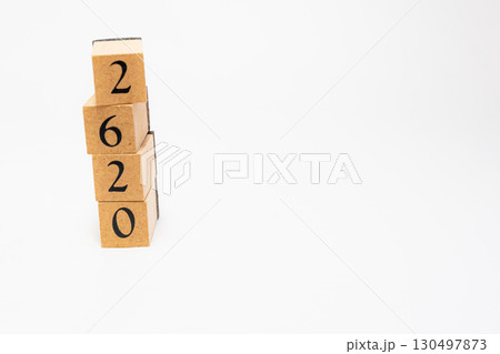 木のブロックに並んだ数字の物撮り　2620 130497873