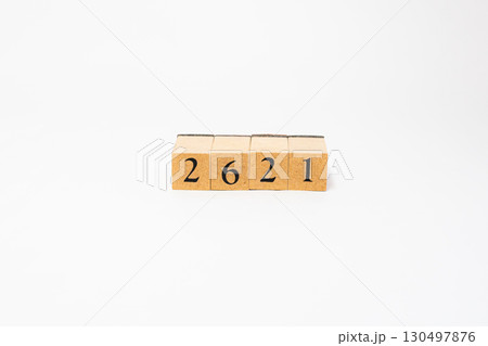 木のブロックに並んだ数字の物撮り　2621 130497876