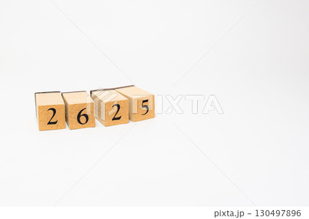 木のブロックに並んだ数字の物撮り　2625 130497896