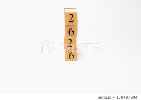 木のブロックに並んだ数字の物撮り 2626 木のブロックに並んだ数字の物撮り 2626 130497904