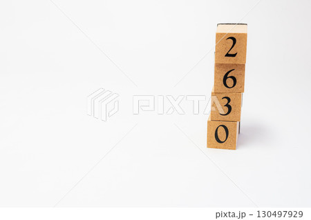 木のブロックに並んだ数字の物撮り 2630 木のブロックに並んだ数字の物撮り 2630 130497929