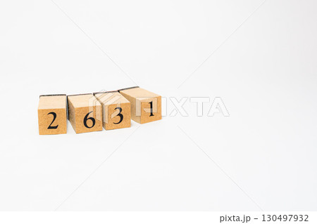 木のブロックに並んだ数字の物撮り 2631 木のブロックに並んだ数字の物撮り 2631 130497932