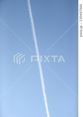 飛行機雲　イメージ 130497980