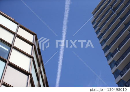 飛行機雲と集合住宅　イメージ 130498010